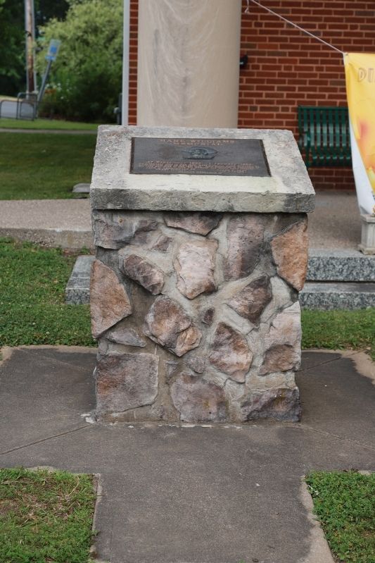 Hank Williams Memorial, Oak Hill WV image. Click for full size.