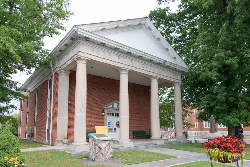 Hank Williams Memorial at Oak Hill WV Public Library image. Click for full size.