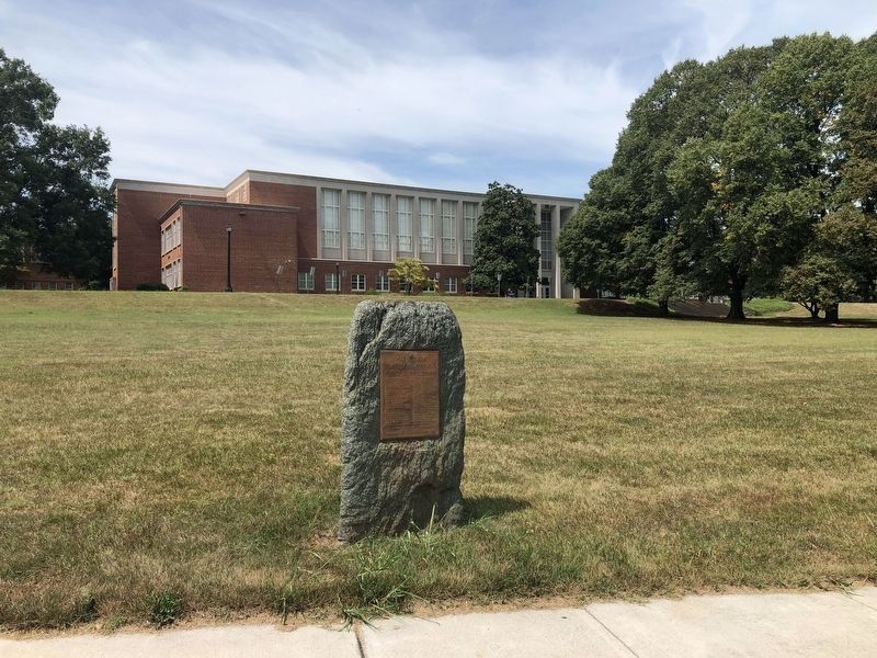 Memorial Avenue Marker (original location) image. Click for full size.