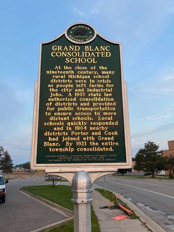 Grand Blanc Consolidated School Marker image. Click for full size.