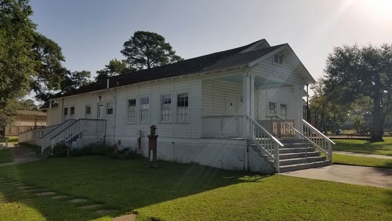 The view of the Oil Marker next to the Strake-Gray Oilfield House image. Click for full size.