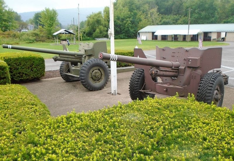 Veterans Memorial US 57mm M1 Guns image. Click for full size.