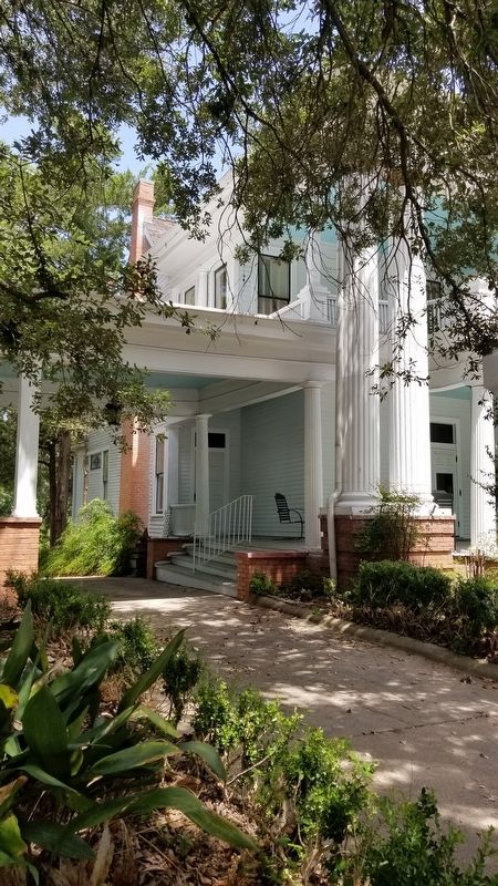 The side entrance and driveway to the Wynne House image. Click for full size.