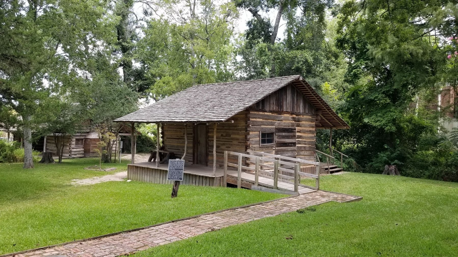 The view of the Roberts-Farris Log Cabin and Marker image. Click for full size.