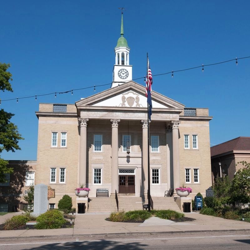Grant County Courthouse, Williamstown Kentucky. Click for full size. Grant County Courthouse, Williamstown Kentucky image. Click for full size.