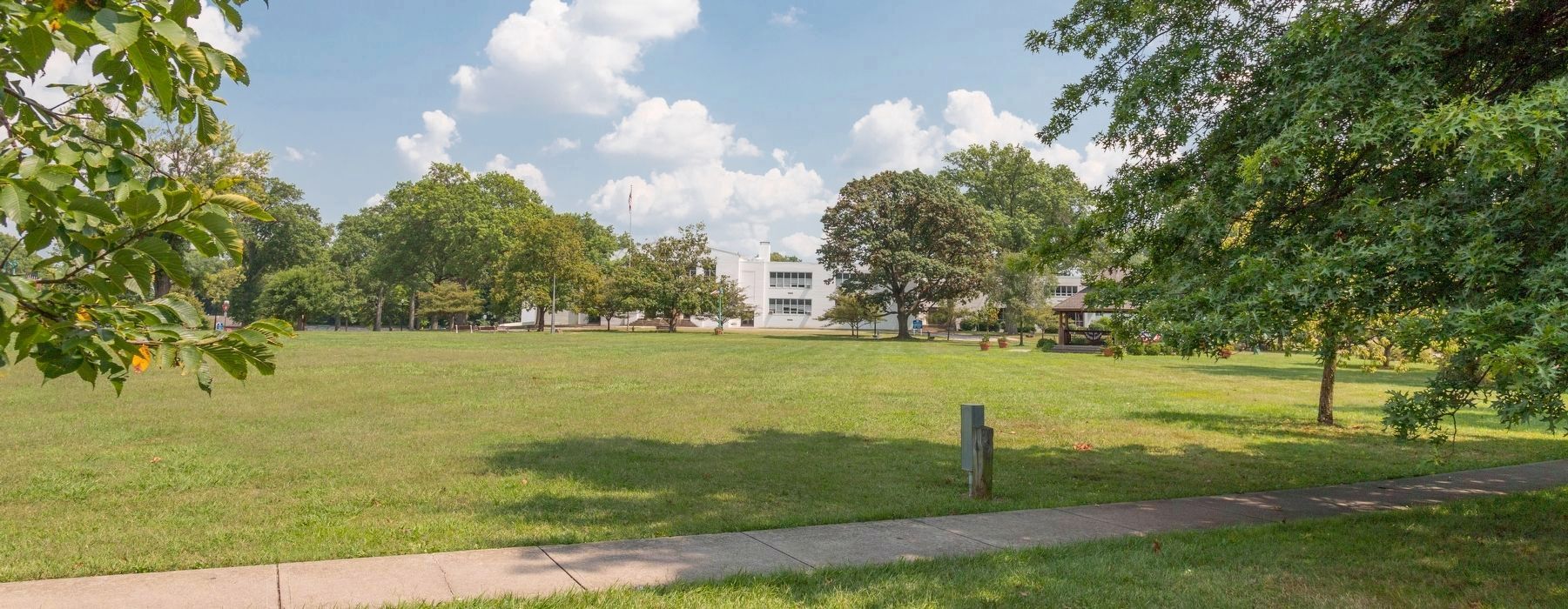 The Commons, Greenhills, Ohio image. Click for full size.