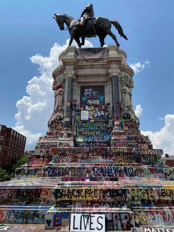 Robert E. Lee Monument, Defaced image. Click for full size.