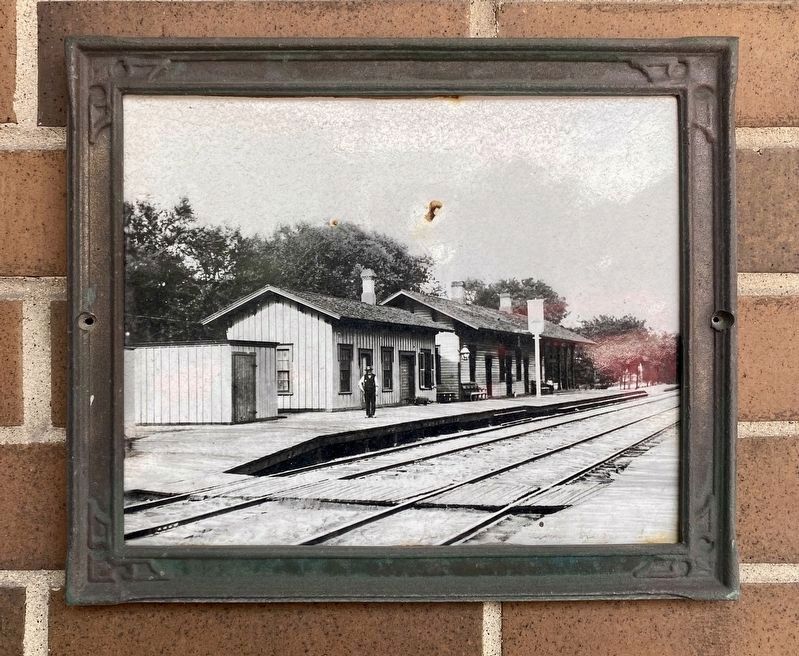 Oak Park Station Marker - left flanking photo image. Click for full size.
