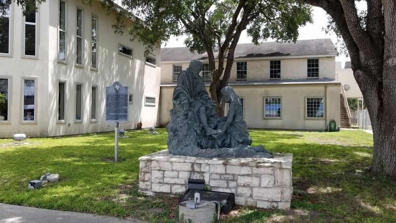 First Methodist Church of Beeville and Marker with statue image. Click for full size.
