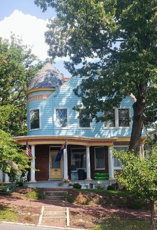611 Washington Street image. Click for full size.