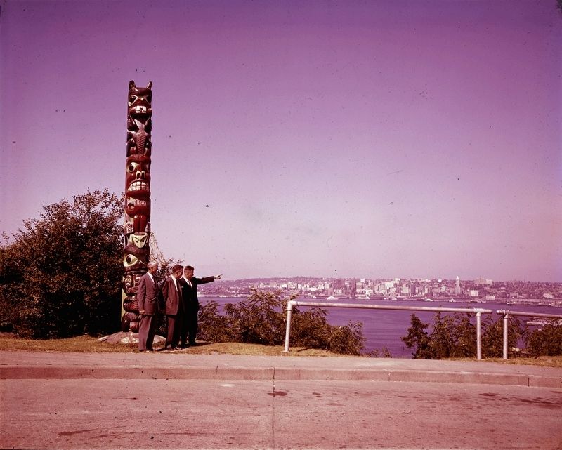 Original Belvedere View Point Park totem pole image. Click for full size.