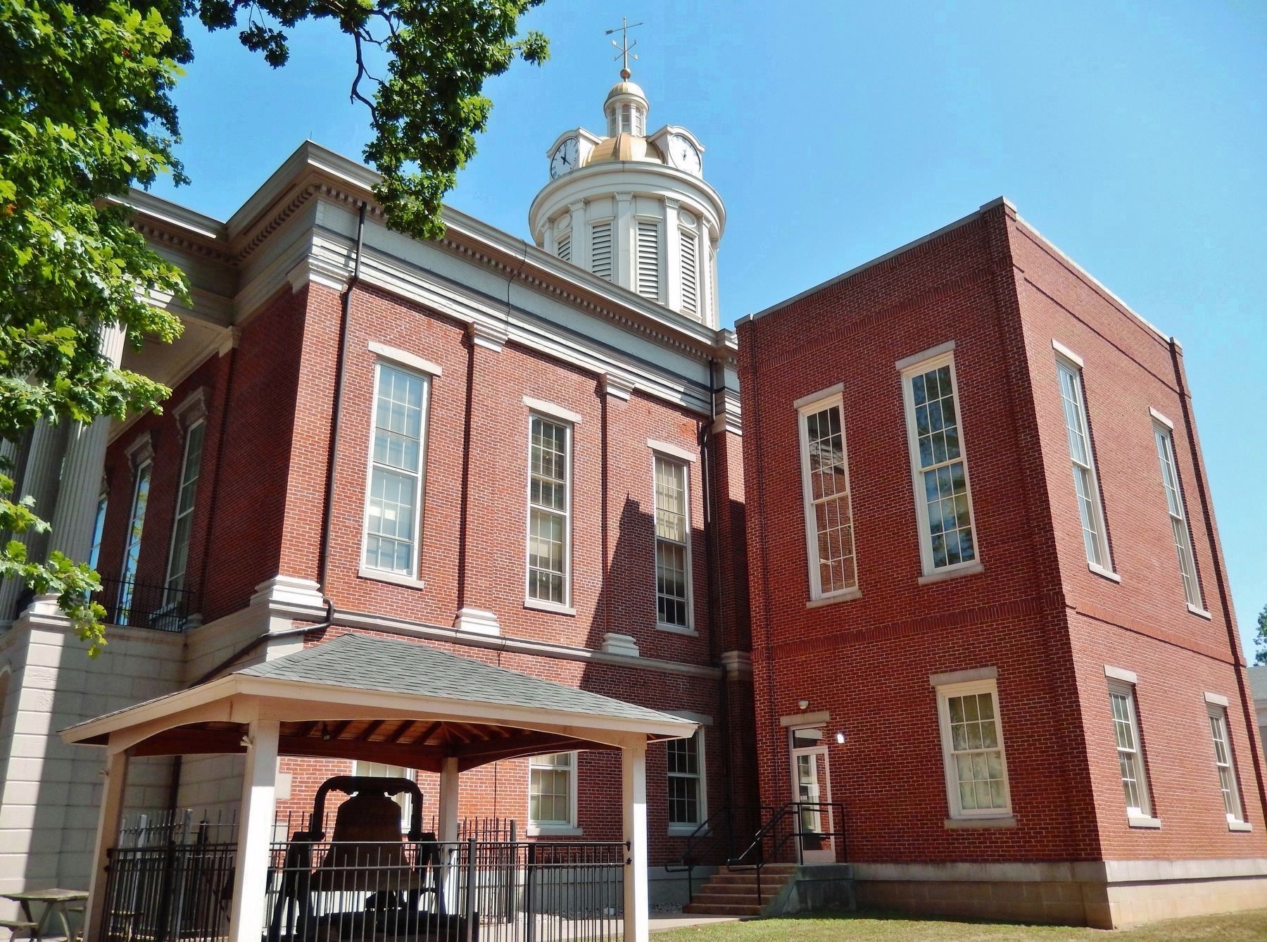 Jefferson County Courthouse (<i>southwest corner</i>) image. Click for full size.