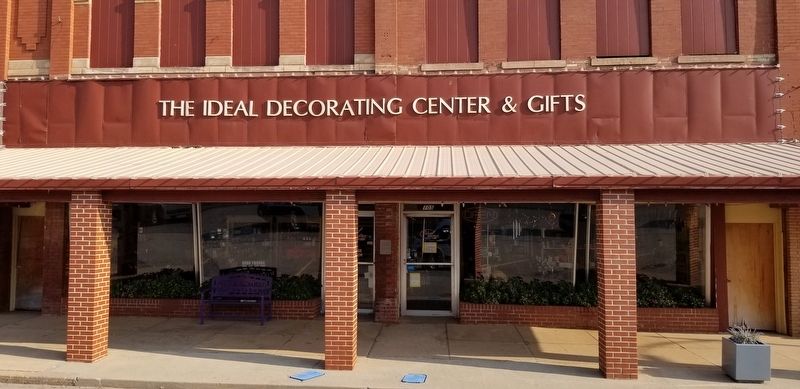 The view of the Ideal Decorating Center building image. Click for full size.