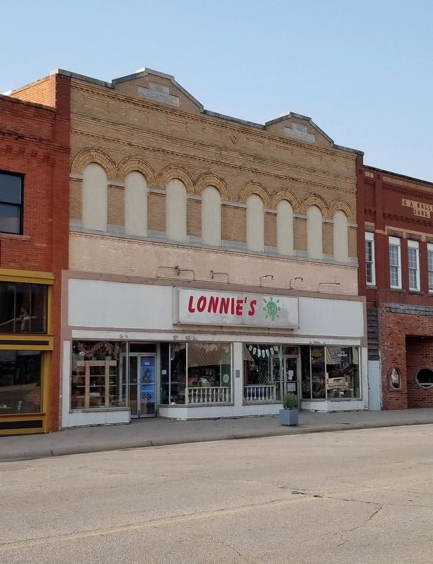 The view of Lonnie's store and Marker from the street image. Click for full size.