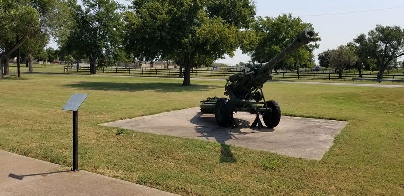 U.S. M119 105mm Light Howitzer and Marker image. Click for full size.