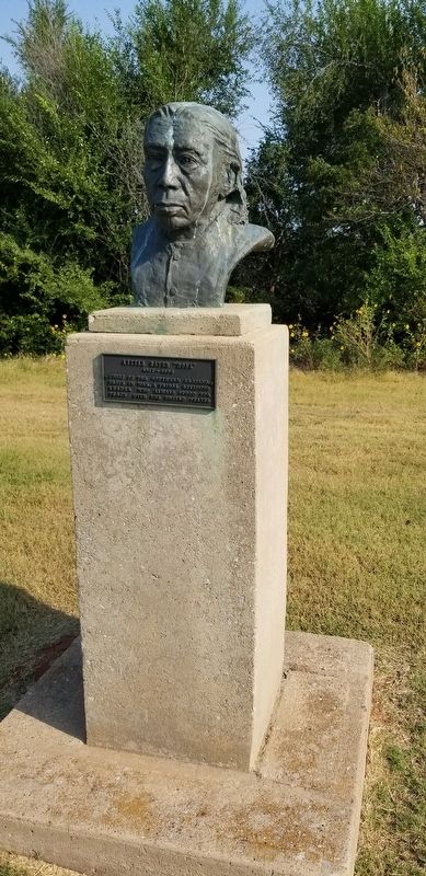 The Little Raven "Hosa" Statue and Marker image. Click for full size.