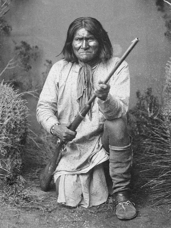 Geronimo (Goyaał), a Chiricahua Apache, kneeling with rifle. image. Click for full size.