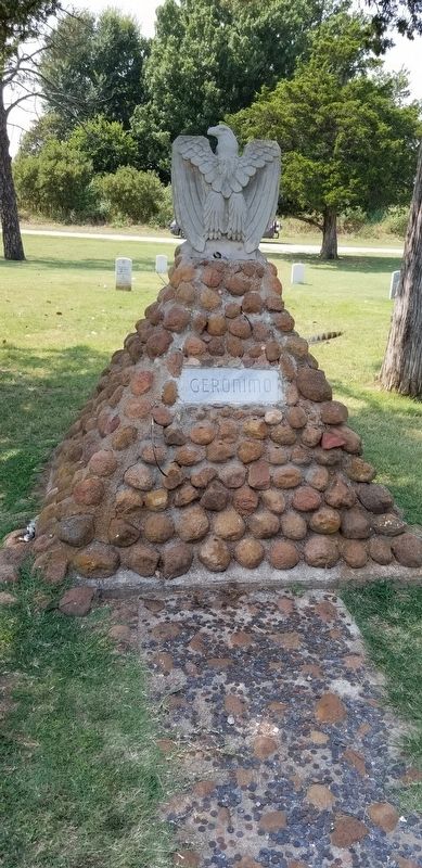 Geronimos Grave at Fort Sill image. Click for full size.
