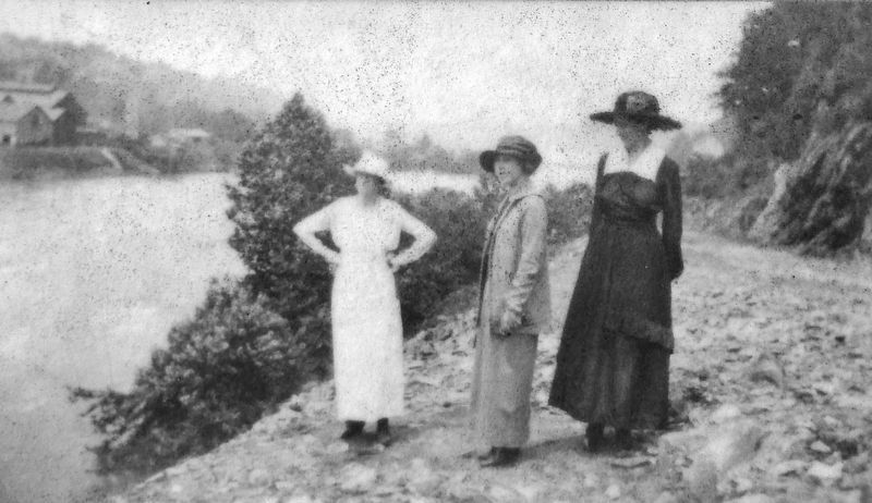 Marker detail: Three Ladies by the James River image. Click for full size.