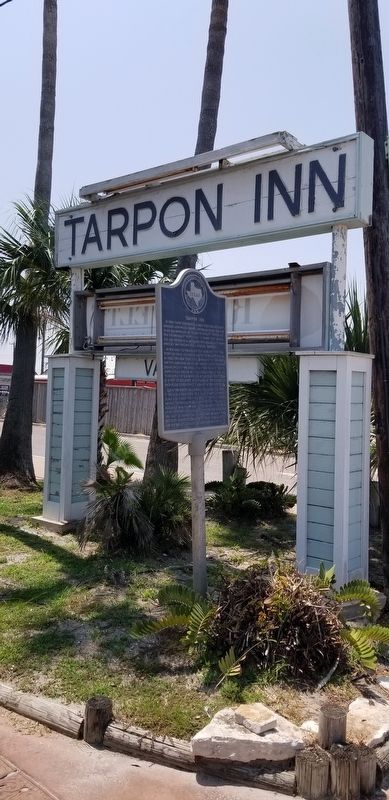 The Tarpon Inn and Marker image. Click for full size.