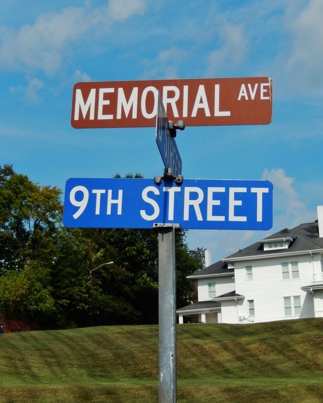 Memorial Avenue Street Sign image. Click for full size.