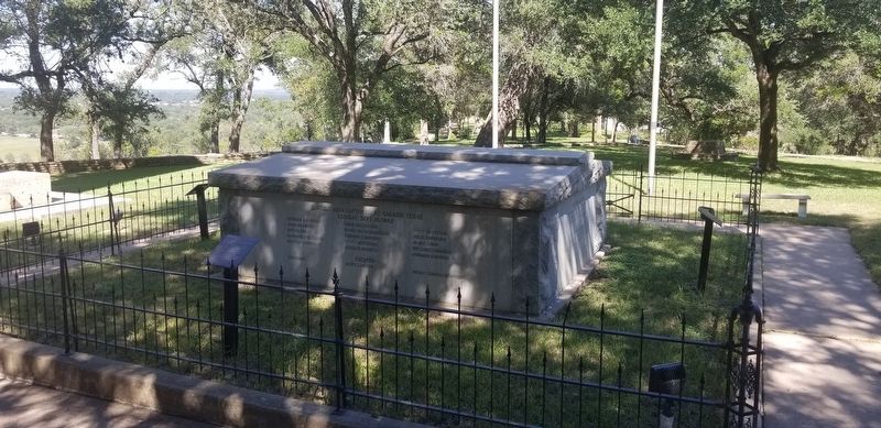 The tomb of the martyred Texans image. Click for full size.