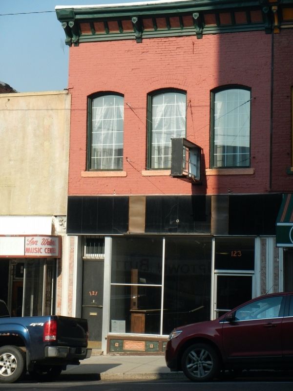 123 North Main Street Building and Marker image. Click for full size.