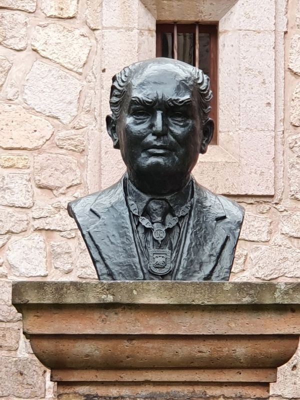 Dr. Ignacio Chvez Bust image. Click for full size.