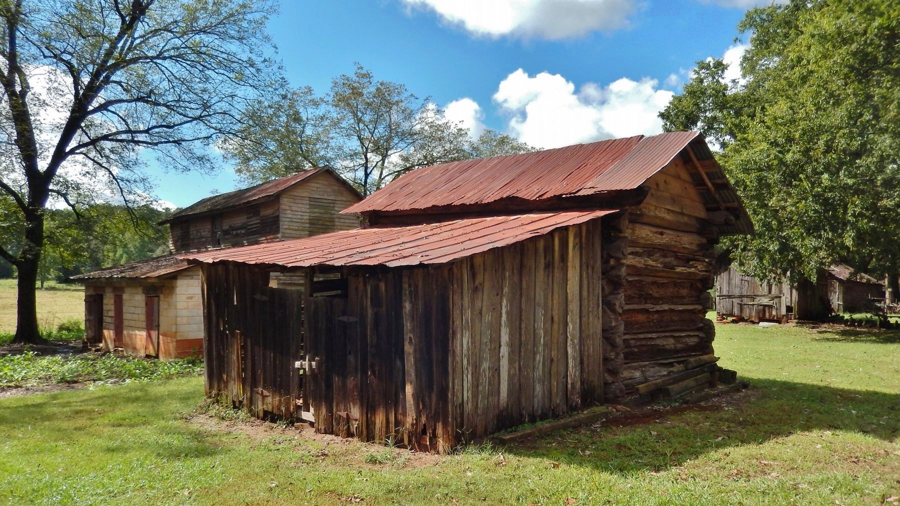 Log Corn Crib image. Click for full size.