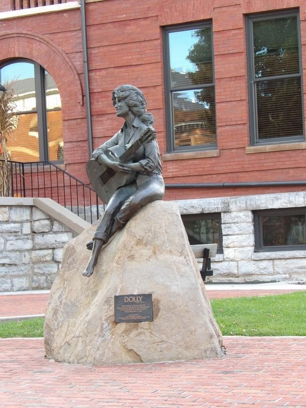 Dolly Parton Statue image. Click for full size.