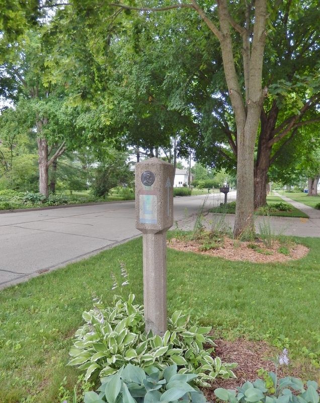 Lisbon's Remaining Lincoln Highway Marker<br>(<i>on East Main Street</i>) image. Click for full size.