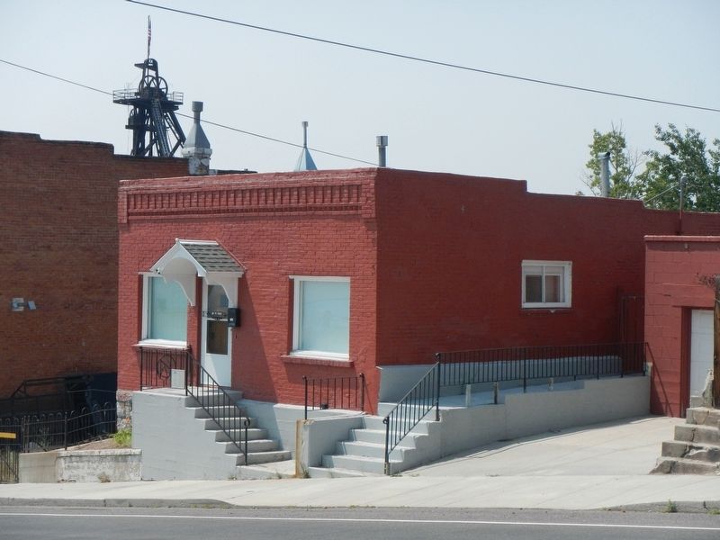 611 North Main Street House and Marker image. Click for full size.