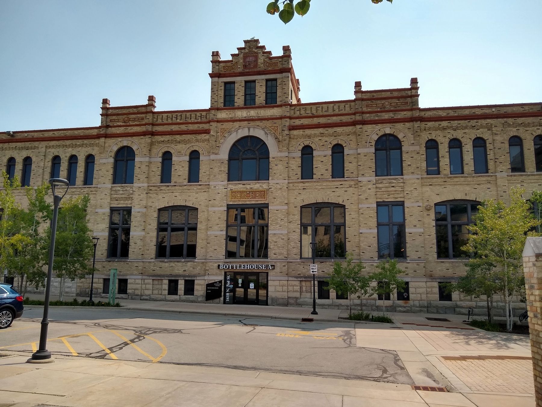 Schlitz Bottling Works/Bottlehouse A and Marker. Click for full size. Schlitz Bottling Works/Bottlehouse A and Marker image. Click for full size.