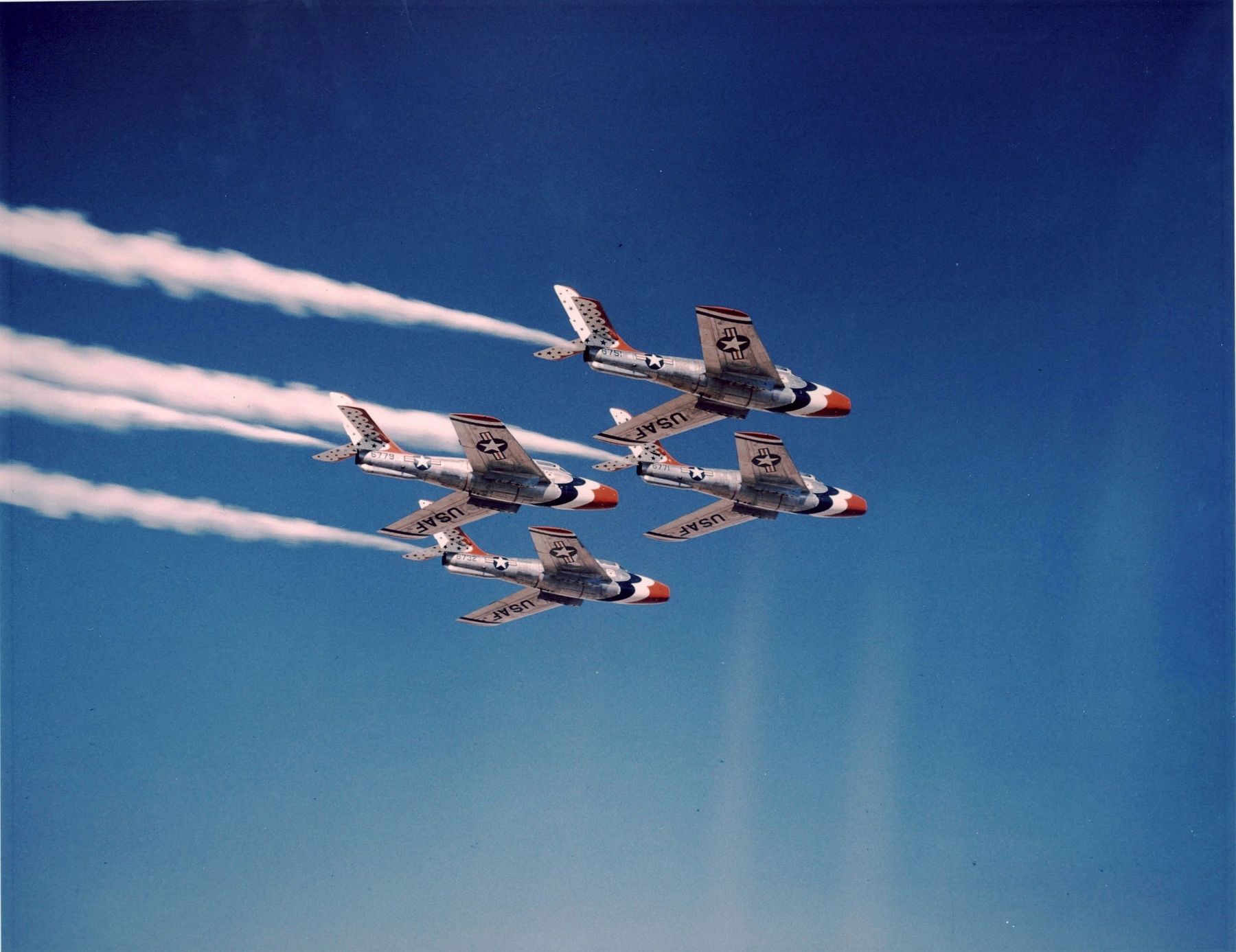 Four Republic F-84F Thunderstreak from the U.S. Air Force Thunderbirds aerobatics team image. Click for full size.