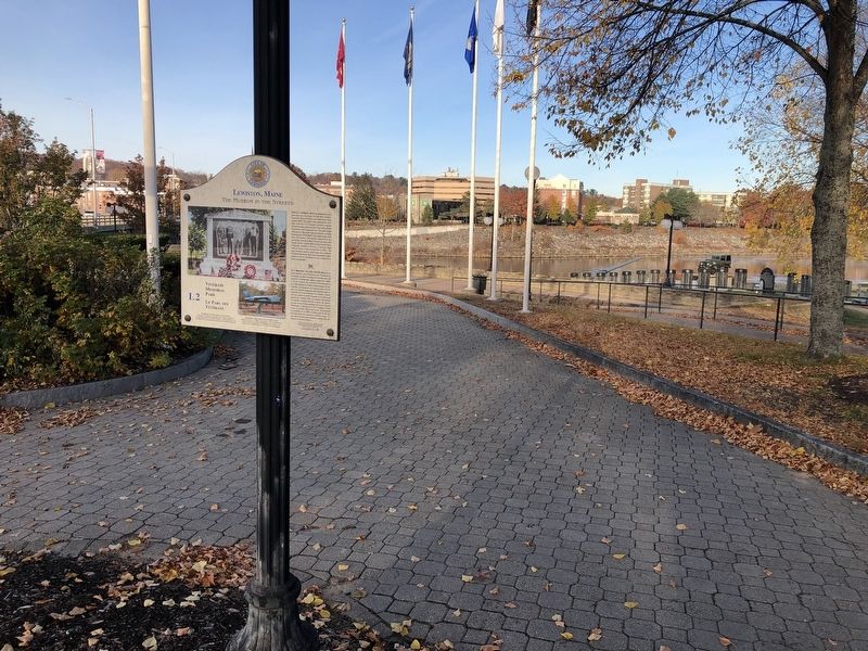 Veterans Memorial Park / Le Parc des Vtrans Marker image, Touch for more information