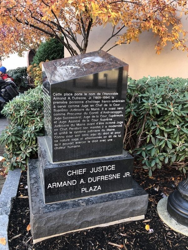 Chief Justice Armand A. Dufresne Jr. Plaza Marker [side in French] image. Click for full size.