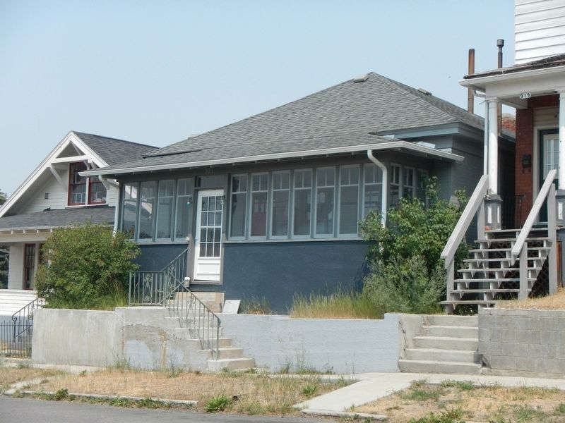 923 West Mercury Residence and Marker image. Click for full size.