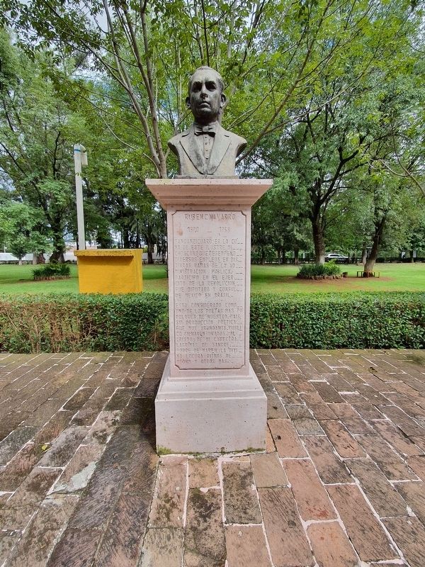 Rub�n C. Navarro Marker and Bust image. Click for full size.
