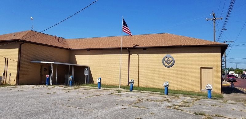 The view of the Stephenville Masonic Lodge No. 267 and Marker from the parking lot image. Click for full size.