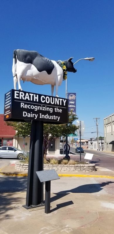 The 1997 National Champion Marker and Dairy Cow statue image. Click for full size.