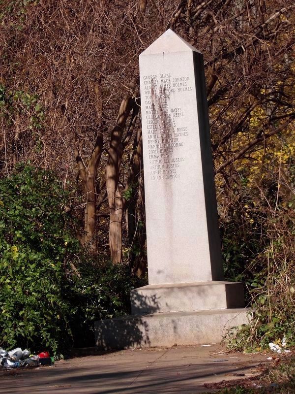 Gilbert Memorial Cemetery obelisk image. Click for full size.