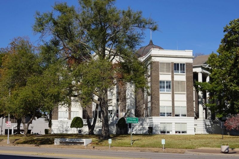 Henderson County Courthouse Marker image. Click for full size.