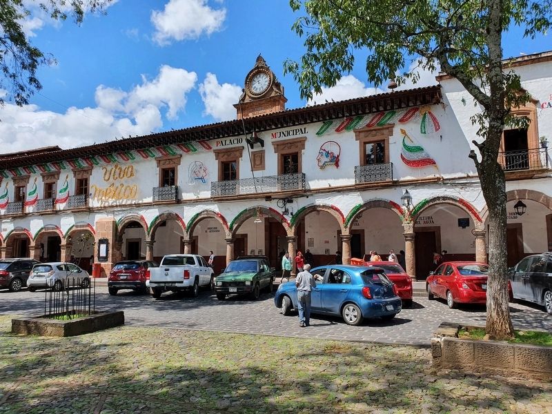 The Pátzcuaro City Hall and its clock, mentioned in the marker text image. Click for full size.