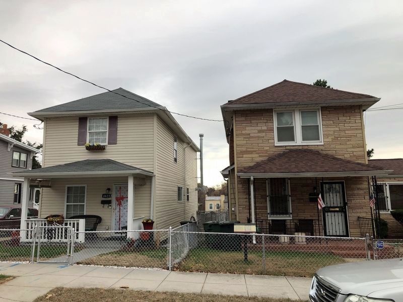 Jacob Dodd-built Houses Marker, directly in front of 4621 and 4623 Hunt Place, two of the houses image. Click for full size.
