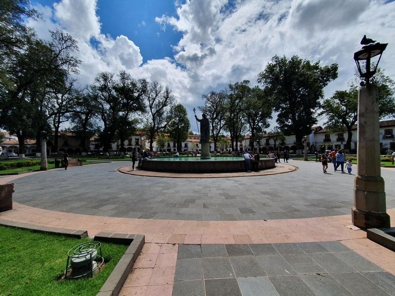 Vasco de Quiroga Statue and Fountain image. Click for full size.