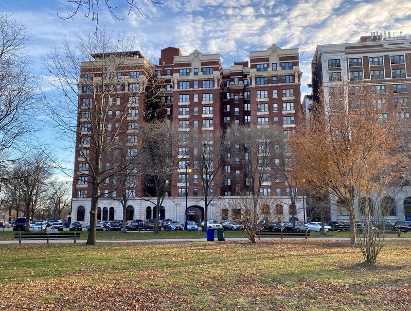 Harold Washington residence and marker image. Click for full size.