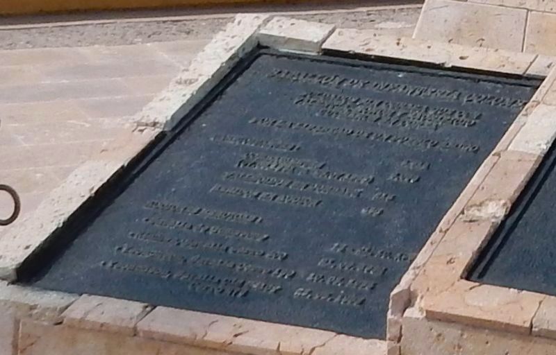 Placa izquierda/Left plaque. Click for full size. Placa izquierda/Left plaque image. Click for full size.