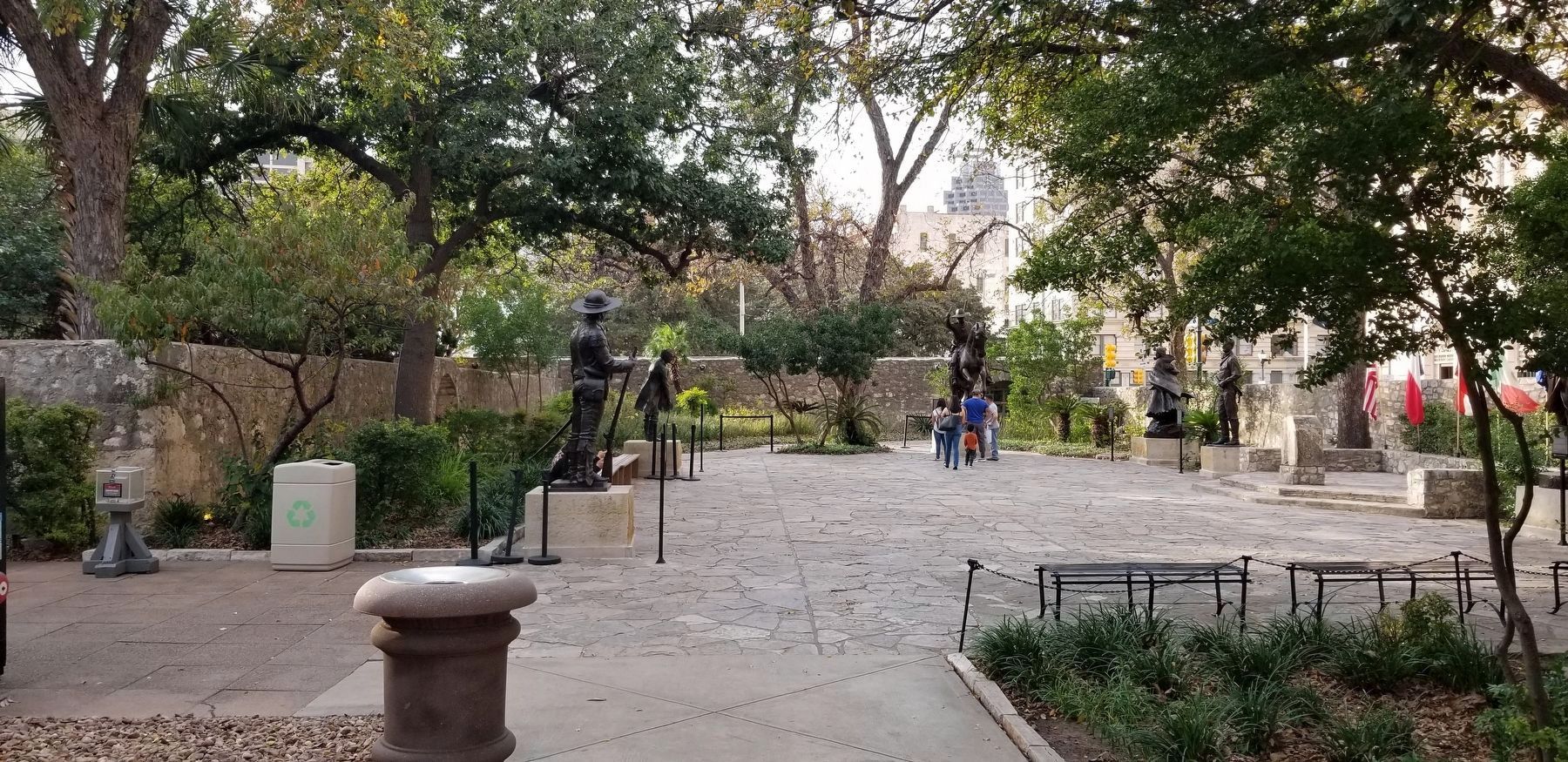 The Juan Nepomuceno Segu�n Statue is on the left image. Click for full size.