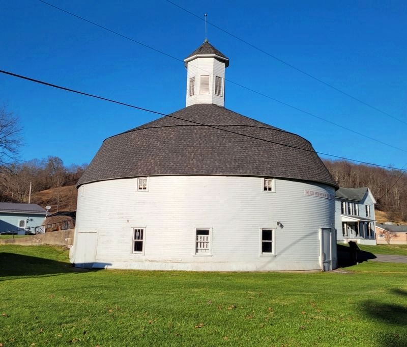 Round Barn image. Click for full size.