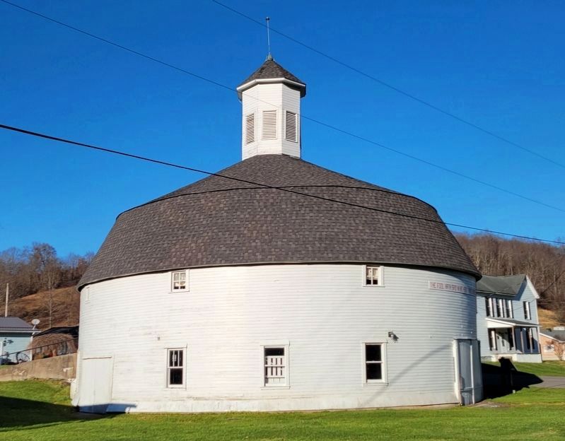 Hamilton Round Barn image. Click for full size.